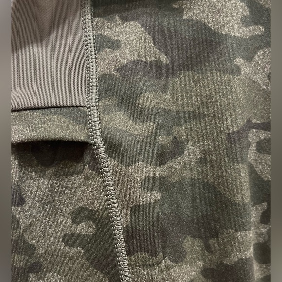 Fabletics Camo Print Gray Legging w/pockets - Picture 3 of 3
